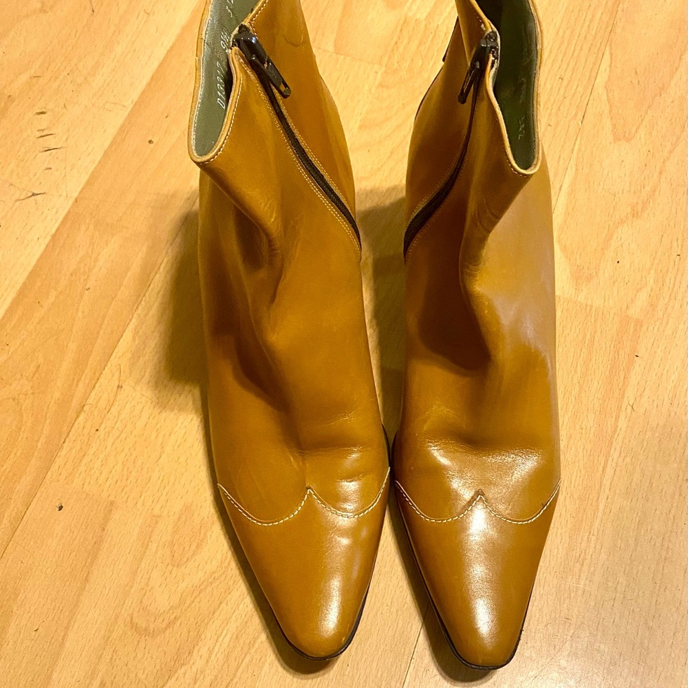 Very narrow 9.5 kitten heel boot